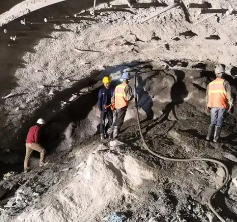 黄平隧道拱顶带模注浆料，微膨胀注浆料的特点及施工工艺